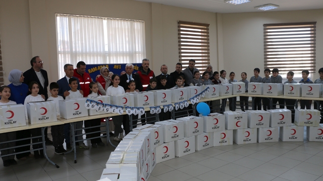 Of'ta ihtiyaç sahipleri için 300 gıda kolisi yardımı yapıldı