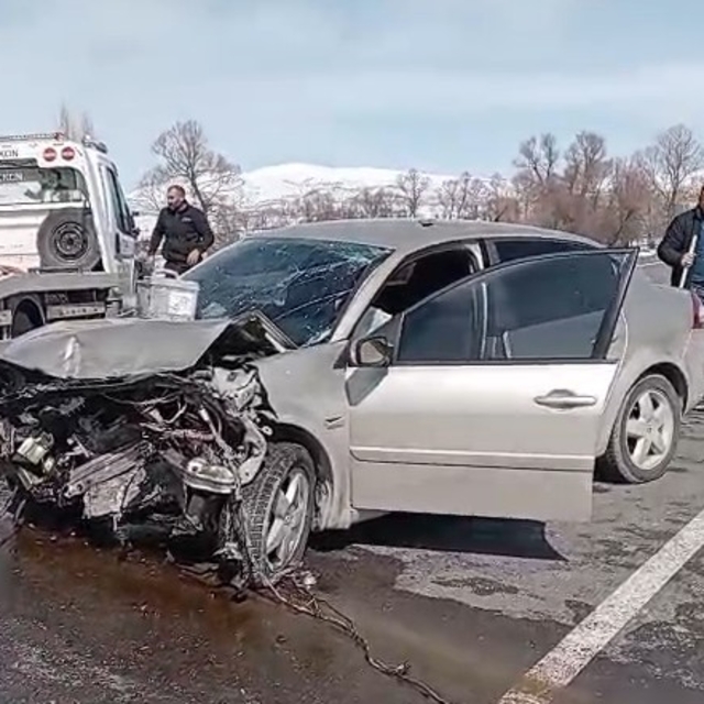 Tokat'ta iki otomobil kafa kafaya çarpıştı: 4 yaralı