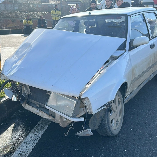 Hastane kavşağında yine kaza: Tofaş kağıt gibi katlandı