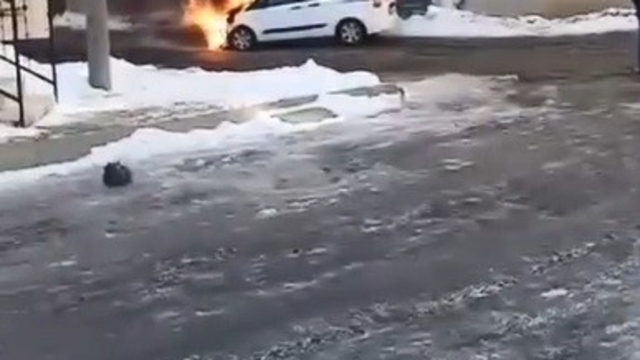 Kars'ta seyir halindeki araçta yangın paniği