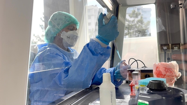 Eskişehir'de düzey III Tüberküloz Laboratuvarı açılıyor
Eskişehir Halk Sağlığı Laboratuvarı, Türkiye'de halk sağlığı laboratuvarları bünyesinde Düzey III Tüberküloz Laboratuvarı'na sahip 6'ncı merkez olacak
Daha önce ileri inceleme için farklı illere gönderilen birçok tetkik artık Eskişehir'de gerçekleştirilebilecek