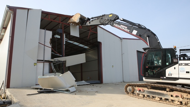 Nilüfer'de tarım alanındaki 900 metrekarelik kaçak yapı yıkıldı