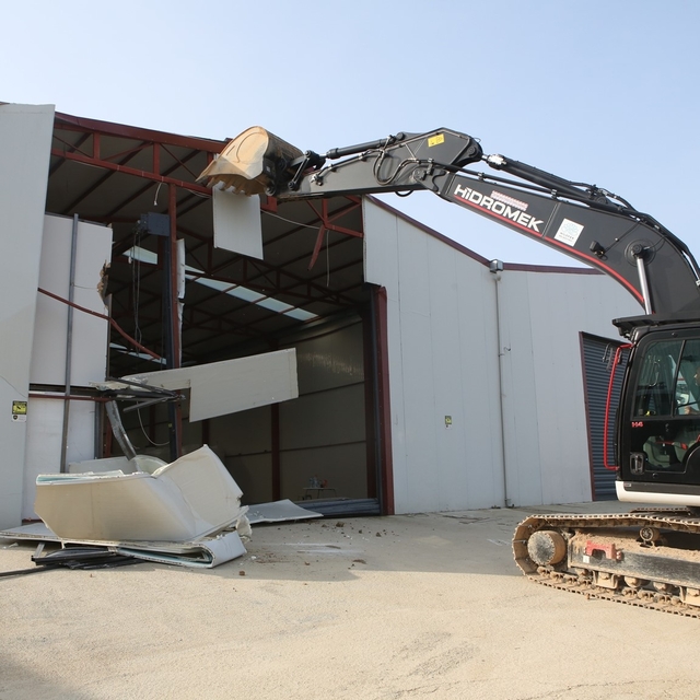 Nilüfer'de tarım alanındaki 900 metrekarelik kaçak yapı yıkıldı