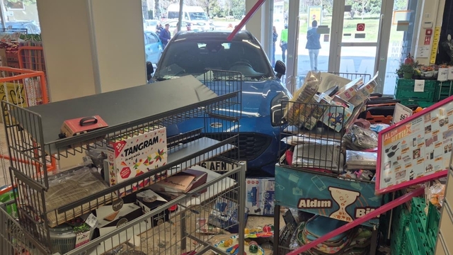 Otomobil, markete daldı