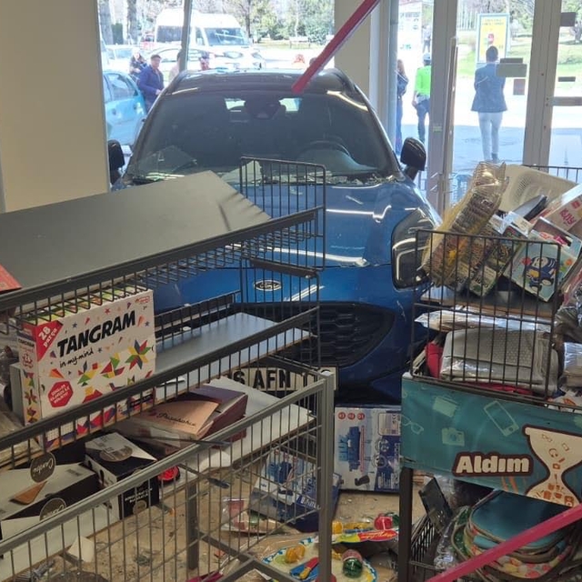 Otomobil, markete daldı