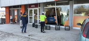Fren yapmak yerine gaza basan otomobil süpermarkete girdi