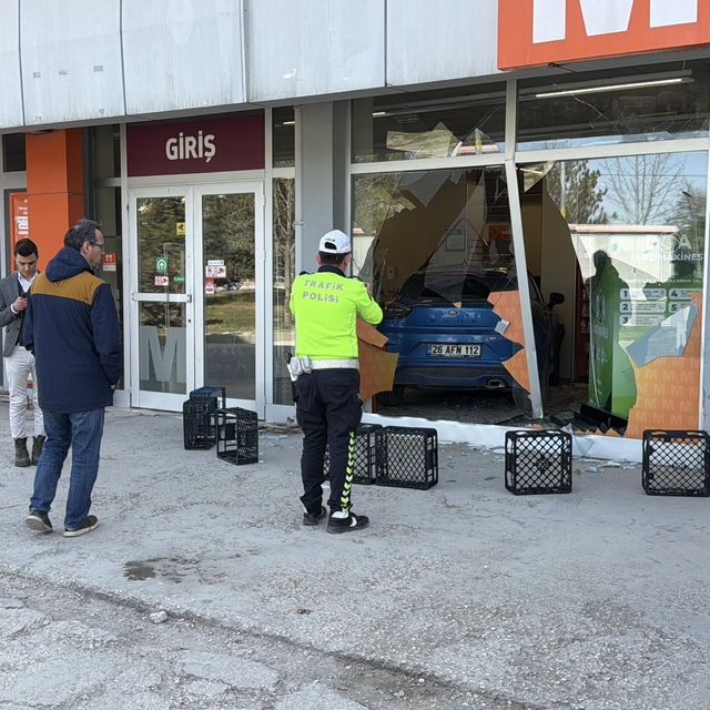 Fren yapmak yerine gaza basan otomobil süpermarkete girdi