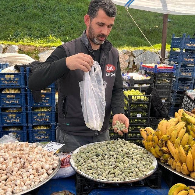 Datça Bademi, Yatağan'daki pazar tezgahlarında yerini aldı