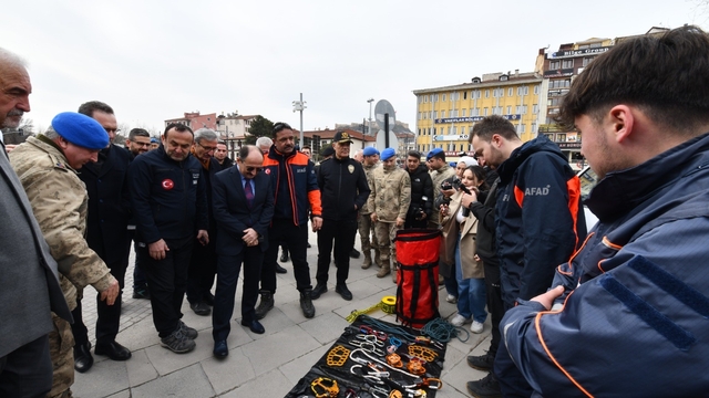 Kastamonu'da arama ve kurtarma ekiplerinin kullandığı malzemeler sergilendi