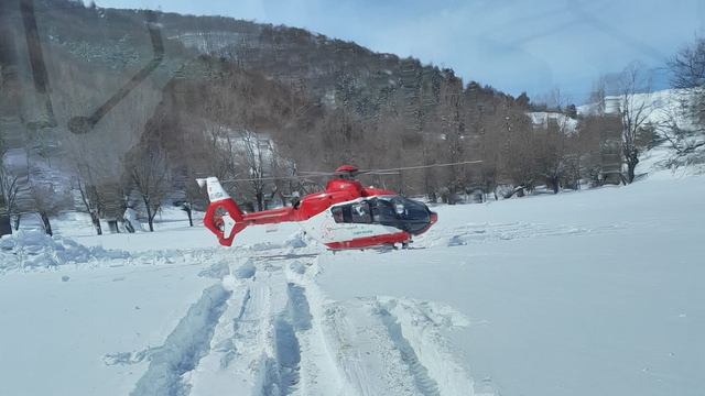 Yolu kardan kapanan köydeki hasta, ambulans helikopterle hastaneye kaldırıldı