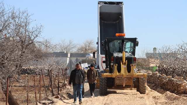 Karaköprü'de kırsal yollarda çalışmalar sürüyor