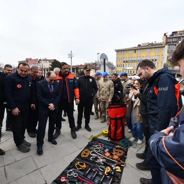 Kastamonu'da arama ve kurtarma ekiplerinin kullandığı malzemeler sergilendi