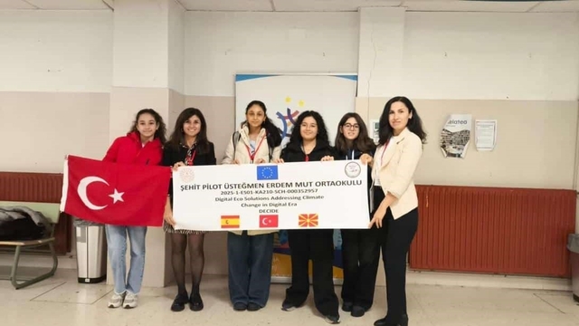 Burhaniyeli öğrenciler İspanya'da Türkiye'yi temsil etti