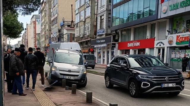 Hafif ticari araç kaldırıma çıktı, trafik levhası ve dubayı devirdi