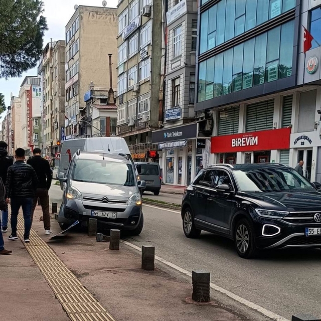 Hafif ticari araç kaldırıma çıktı, trafik levhası ve dubayı devirdi