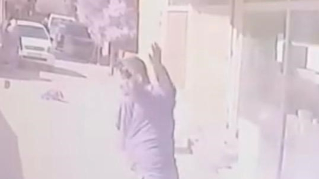 İzmir'de alacak verecek kavgası kanlı bitti: 1 yaralı