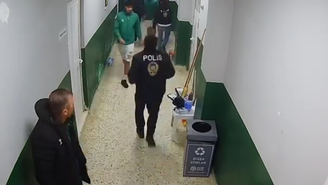 Mersin'de amatör maç öncesi çıkan kavga güvenlik kamerasında