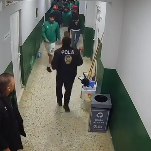 Mersin'de amatör maç öncesi çıkan kavga güvenlik kamerasında