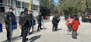 Burdur'da gerçeğini aratmayan deprem tatbikatı Tatbikatta senaryo gereği binadaki yaralının yakını rolündeki öğrenciler ekiplere zorluk çıkararak ağladı