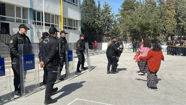 Burdur'da gerçeğini aratmayan deprem tatbikatı
Tatbikatta senaryo gereği binadaki yaralının yakını rolündeki öğrenciler ekiplere zorluk çıkararak ağladı