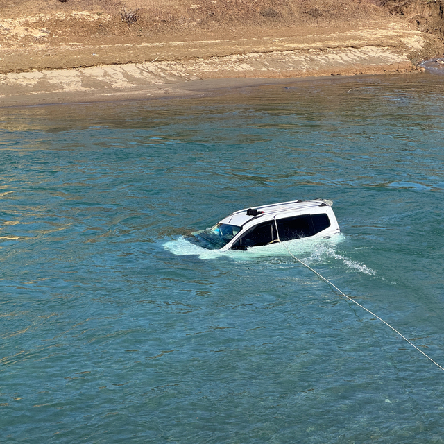 Tunceli'de köprüden Munzur Çayı'na düşen otomobilin sürücüsü kurtarıldı