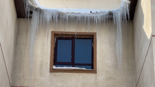 Yüksekova'da dondurucu soğuklar: Buz sarkıtlarının boyu 1 metreyi aştı