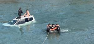 Hafif ticari araç, köprüden baraj gölüne düştü; sürücü kurtarıldı