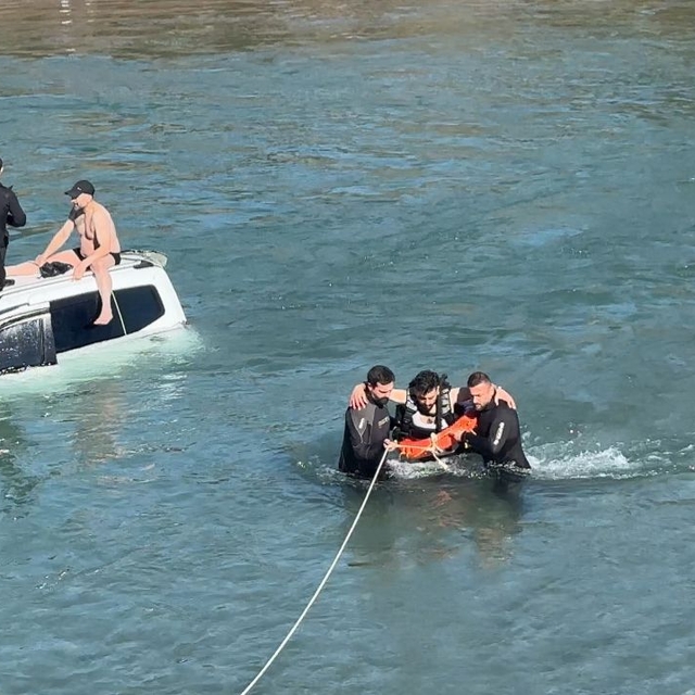 Hafif ticari araç, köprüden baraj gölüne düştü; sürücü kurtarıldı