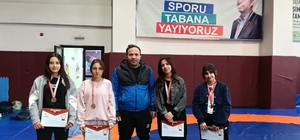 Çataklı öğrencilerden güreş müsabakalarında çifte başarı