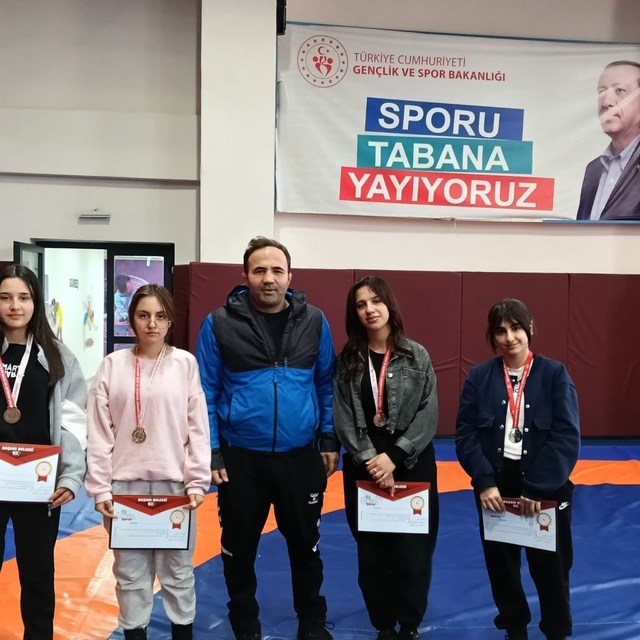 Çataklı öğrencilerden güreş müsabakalarında çifte başarı