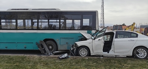 Otomobil halk otobüsüne çarptı, maddi hasar oluştu