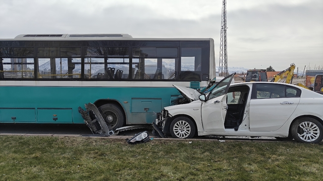 Otomobil halk otobüsüne çarptı, maddi hasar oluştu