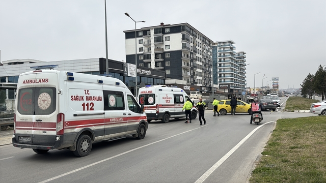 Edirne'de taksiyle otomobilin çarpışması sonucu 2 kişi yaralandı