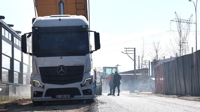 Erenler'de yollar yenilenmeye devam ediyor