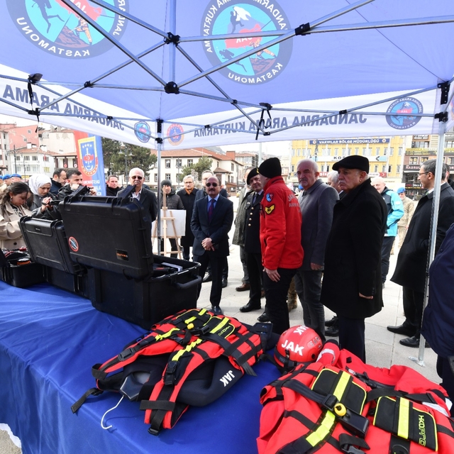 Kastamonu'da Deprem Haftası kapsamında arama kurtarma ekipmanları sergilend...