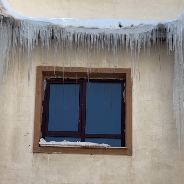 Yüksekova'da dondurucu soğuklar: Buz sarkıtlarının boyu 1 metreyi aştı