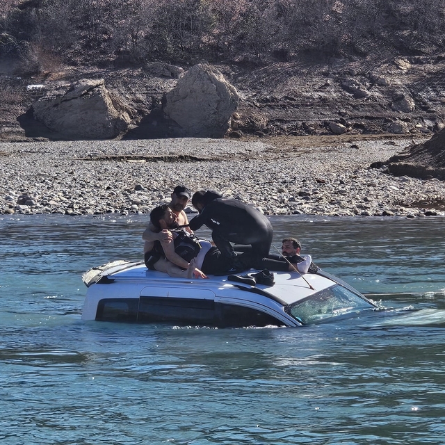 Araç baraj gölüne uçtu: 1 yaralı