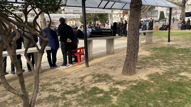 Bursa'daki silahlı saldırıda ölen güzellik uzmanı kadın toprağa verildi