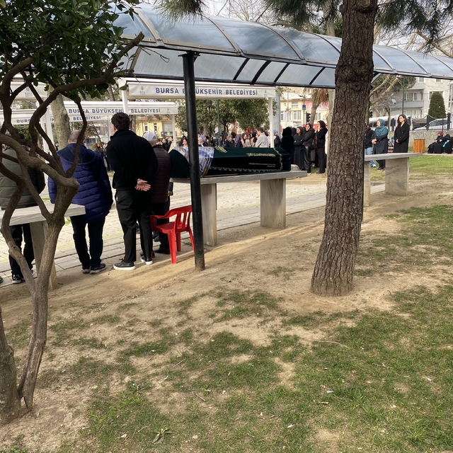 Bursa'daki silahlı saldırıda ölen güzellik uzmanı kadın toprağa verildi