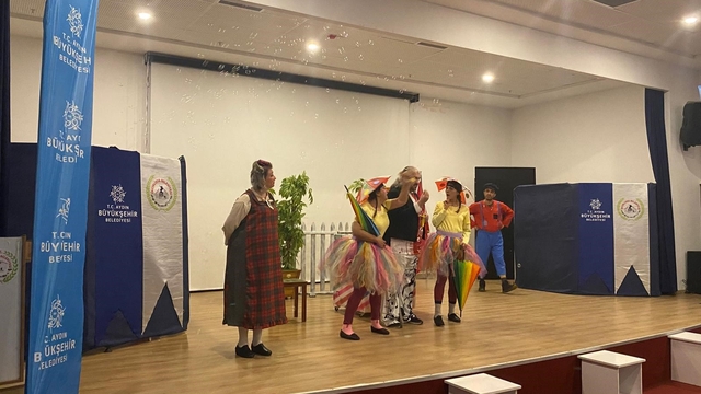 Başkan Çerçioğlu, İncirliova'da çocukları tiyatro ile buluşturdu