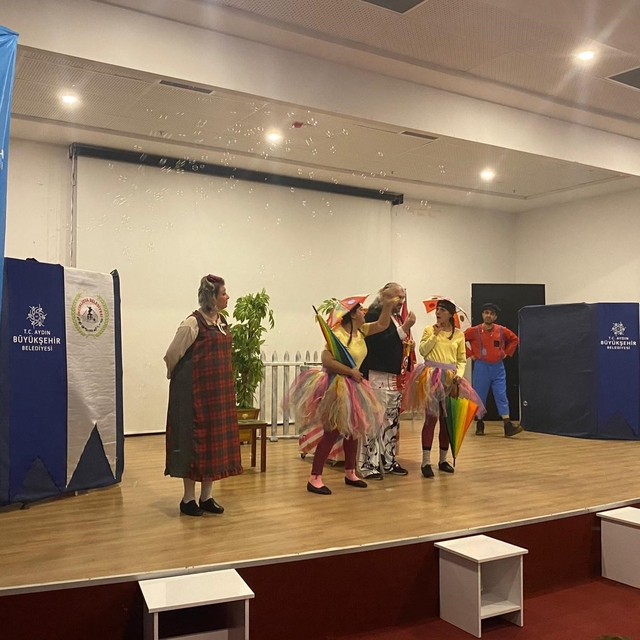 Başkan Çerçioğlu, İncirliova'da çocukları tiyatro ile buluşturdu