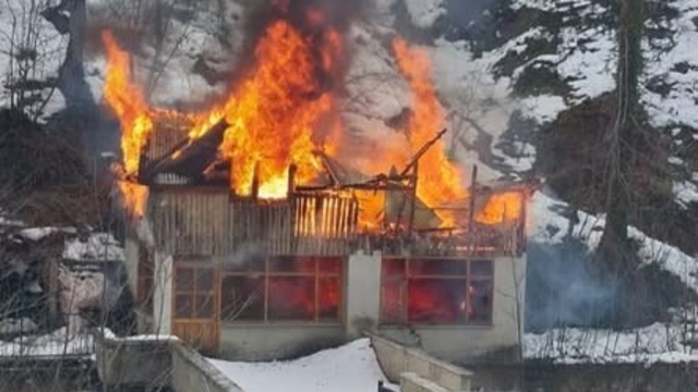 Balık tesisinde çıkan yangın evi küle çevirdi