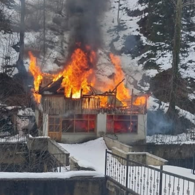 Balık tesisinde çıkan yangın evi küle çevirdi