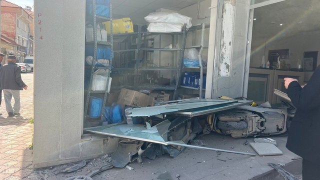 Direksiyon başında kalp krizi geçirerek hayatını kaybetti
Sürücüsü kalp krizi geçirince kontrolden çıkan kamyonet, 2 araç ve PTT şubesine çarptı