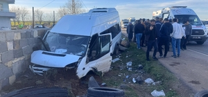 Diyarbakır'da işçileri taşıyan minibüs, bahçe duvarına çarptı: 10 yaralı