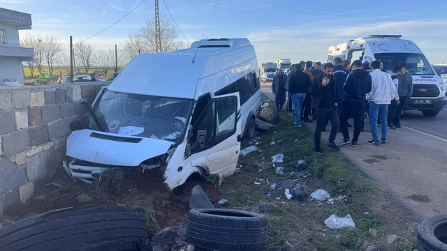 Diyarbakır'da işçileri taşıyan minibüs, bahçe duvarına çarptı: 10 yaralı