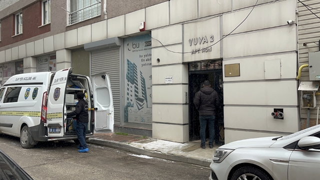 Karısını boğduktan sonra 7'nci kattan atladığı ortaya çıktı
Eskişehir'de 7'nci kattan atlayan adamın eşini öldürdüğü belirlendi
Emniyetteki ifadesinde suçunu itiraf eden katil zanlısı tutuklandı