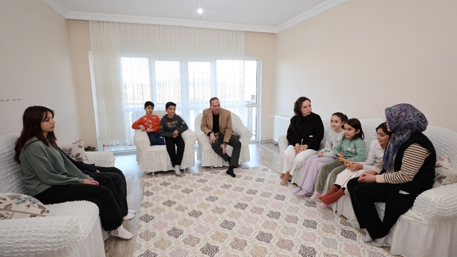 Başkan Özdemir'den çat kapı ziyaret