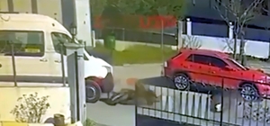 Minibüs ile motosikletin çarpıştığı kaza kamerada: 2 yaralı