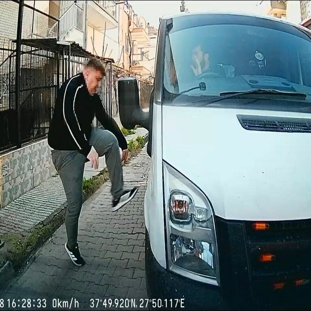 Trafikte tartıştığı kişinin kamyonetinin camını yumruklayan saldırgana 240...